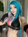 Standard_Mode_The_woman_with_blue_braided_hair_thumb.jpg
