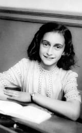 Anne_Frank_lacht_naar_de_schoolfotograaf