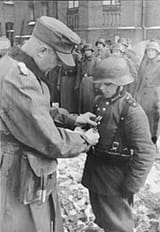 170px-Bundesarchiv_Bild_183-G0627-500-001,_Auszeichnung_des_Hitlerjungen_Willi_Hübner