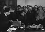 640px-Matsuoka_signs_the_Soviet%E2%80%93Japanese_Neutrality_Pact-2
