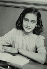 Anne_Frank_lacht_naar_de_schoolfotograaf_(cropped)