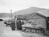 British_troops_with_French_Hotchkiss_H39_tanks_in_Steinland,_Norway,_1940._N229