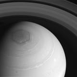 Saturn-hexagon-rings-Cassini-Nov-27-2013-800x800