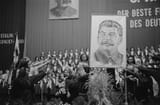 Fotothek_df_roe-neg_0006021_009_Chöre_mit_einem_Porträtbild_Stalins_auf_der_Bühne