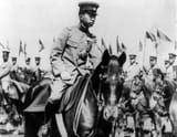 Showa_Emperor_on_horseback_cph.3b18305