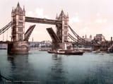 London-TowerBridge-1900-Closed-A pleasure steamer passing under Tower Bridge in 1900