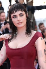 cara-delevingne-debuts-dark-hair-on-the-red-carpet-for-the-v0-jw1ty16v662f1