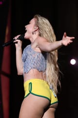 zara-larsson-sexy-legs-ass-rock-in-rio-024