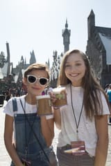 Millie_Bobby_Brown-Maddie_Ziegler_at_USH-WWoHP_1