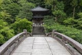Stone_bridge_leading_to_a_cemetery_surrounded_by_trees_in_the_compounds_of_Chion-in_Kyoto_Japan