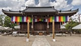 Exterior_facade_of_Kannon_Hall_Buddhist_temple_with_Goshikimaku_Buddhist_flags_Ninna-ji_Kyoto_Japan