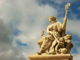 A_sculpture_at_the_entrance_to_the_palace_of_Versailles