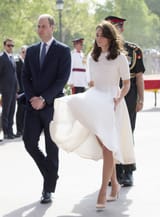 Duchess_of_Cambridge_wrestles_with_her_1_700_dress_in_the_wi-m-53_1460386492057