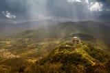 2560px-La_fortezza_è_un_faro_che_domina_la_valle