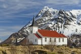 Sildpollnes_Church_and_Higravstindan_in_morning,_Austvågøya,_Lofoten,_Norway,_2015_April