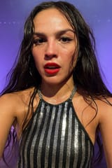 20250720_1015_Glittery Motion Selfie_remix_01k0m2xgk2fty845x7est93xg4