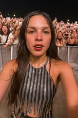 20250720_1029_Concert Crowd Glitter_remix_01k0m3r0mhewarpwkx19d7ahrn