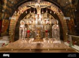 la-roccia-del-calvario-nella-chiesa-del-santo-sepolcro-di-gerusalemme-d7dr4r