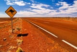 australien-die-wenigsten-strassen-im-australischen-outback-sind-gepflastert-fucc88r-die-meisten-ist-ein-gelacc88ndewagen-mit-allradantrieb-notwendig-totajla-s