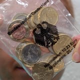 31205964-eine-person-haelt-ein-euro-starterkit-in-den-haenden-2GptaNvEKCec