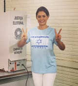 michelle-bolsonaro-troca-verde-e-amarelo-por-camiseta-de-israel-para-votar-1667131585451_v2_1440x1592