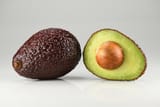 Avocado_Hass_-_single_and_halved