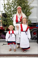 kansallispukuja