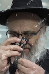 israeli-ultra-orthodox-jewish-diamond-dealer-examines-1500w-10077050a