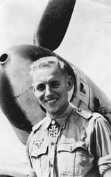 Erich_Hartmann_voor_zijn_Bf_109_(G-6)