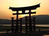 Itsukushima-jinja_torii_at_sunset