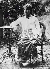 COLLECTIE_TROPENMUSEUM_Mevrouw_Mertens_in_sarong_en_kabaja_Java_TMnr_60037129