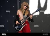 victoria-de-angelis-of-maneskin-performs-on-day-four-of-the-lollapalooza-music-festival-on-sunday-july-31-2022-at-grant-park-in-chicago-photo-by-rob-grabowski-invision-ap-2mb014t