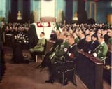 Hitler_uczestniczył_również_we_mszy_świętej_na_cześć_Marszałka,_jaką_odprawiono_18_maja_1935_r._w_...Kśw._Jadwigi_w_Berlinie_przy_symbolicznej_trumnie_Józefa_Piłsudskiego._W_uroczystości_wzięli_udział_przedstawiciele