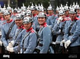 santiago-de-chile-chile-12-juli-2016-soldaten-der-chilenischen-armee-warten-auf-die-ankunft-des-deutschen-bundesprasidenten-joachim-gauck-in-santiago-de-chile-chile-12-juli-2016-das-deutsche-staatsoberha