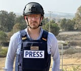 Tobias-Huch-mit-Helm-und-Schutzweste-an-der-Grenze-zu-Gaza-bei-Sderot-naeher-kleiner-Foto-Huch