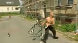 Norman Ritter wirft Kinderwagen