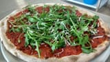 Pizza-con-Ragu-Rucola-e-Parmigiano-front