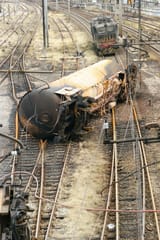 30749937-das-eisenbahn-unfall-beim-das-viareggio-bahnhof-kostenlos-foto