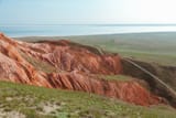 1280px-Красный_склон_горы_Большое_Богдо