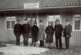utanfor-jarnvagsstationen-i-gnarp-pa-1920-talet-personer-fran-vanster-olle-60cc9d