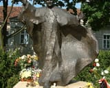 16216334-tancerz-pomnik-papieza-z-poznania