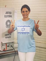 michelle-bolsonaro-troca-verde-e-amarelo-por-camiseta-de-israel-para-votar-1667131585451_v2_450x600