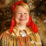 woman-in-traditional-sami-costume-lapland-finland-JGA84E~2
