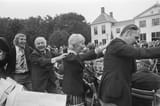 Den_Uyl_ontvangt_Nederlands_elftal_op_Catshuis_polonaise_in_tuin_van_Catshuis,_Bestanddeelnr_927-3169