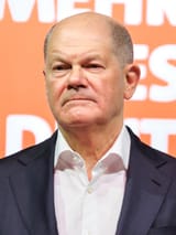 2025-01-23_Politik,_SPD-Kanzlerkandidat_Olaf_Scholz_im_Gespräch_in_Erfurt_STP_6070_(3x4_cropped)