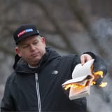 Rasmus_Paludan_burning_the_Koran_2023-01-21