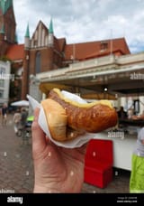 bratwurst-in-einem-brotchen-auf-dem-markt-2s6nf9b