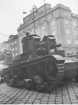 Wojska_pancerne_podczas_defilady._Widoczny_czołg_lekki_7_TP_dwuwieżowy_(1-H-487-31)