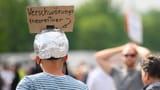 ein-mann-traegt-auf-einer-demo