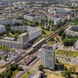 luchtfoto-van-een-deel-van-de-bijlmermeer-metrostations-kraaiennest